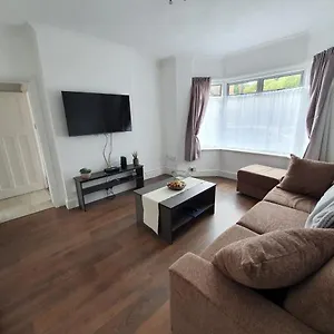 Apartment West Drayton Lovely 2-bedroom Ground Floor Flat With Garden, Yiewsley